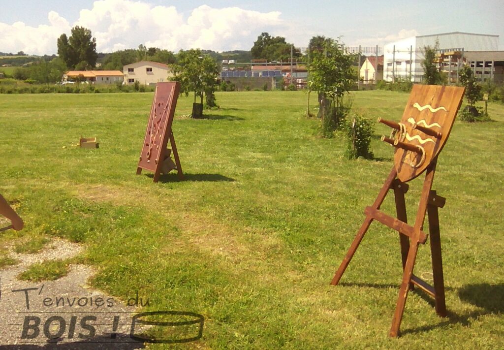 Location de grands jeux en bois en Volvestre. Elle se déroule dans un parc à Montesquieu-Volvestre, proposant des jeux tels que le trou madame, le slalom géant et le lancer d'anneau.