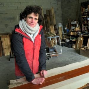 Alexandre Sahuguède dans son atelier. En plus d'avoir de nombreux jeux en bois qui réunit petits et grands, il a la chance d'être photogénique.