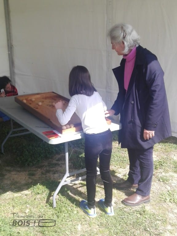 Une grande-mère avec sa petite fille qui joue ensemble au billard japonais. Un jeu en bois traditionnel datant du 19ᵉ siècle.