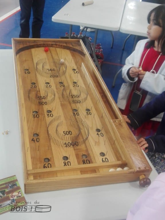 Le billard labyrinthe, aussi appelé billard à clous, est un jeu en bois disponible à la location chez T'envoies du Bois !