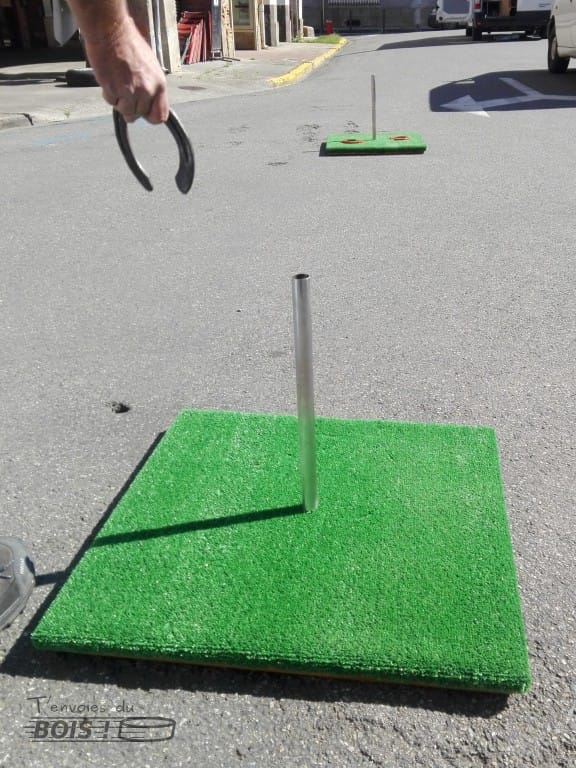 Le jeu du fer à cheval est un jeu en bois disponible à la location chez T'envoies du Bois !