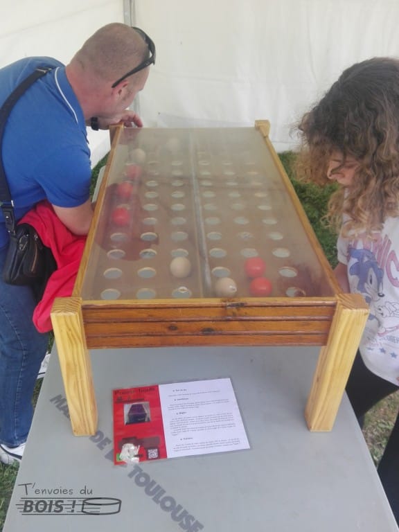 Le pousse-boule, un jeu en bois en location proche de Toulouse. Disponible chez T'envoies du Bois !