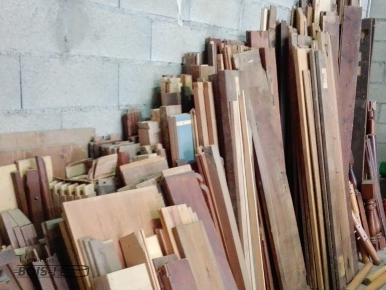 Un stock de bois de récupération.