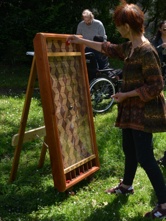 Le jeu du fakir est un grand jeu en bois disponible à la location chez T'envoies du Bois !