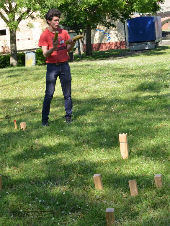 Le jeu du roi, aussi appelé kubb, un jeu en bois en location proche de Toulouse. Disponible chez T'envoies du Bois !