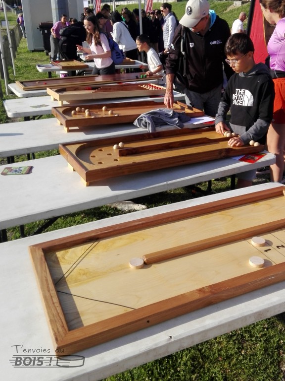 Une collection de jeux en bois en pleine animation.