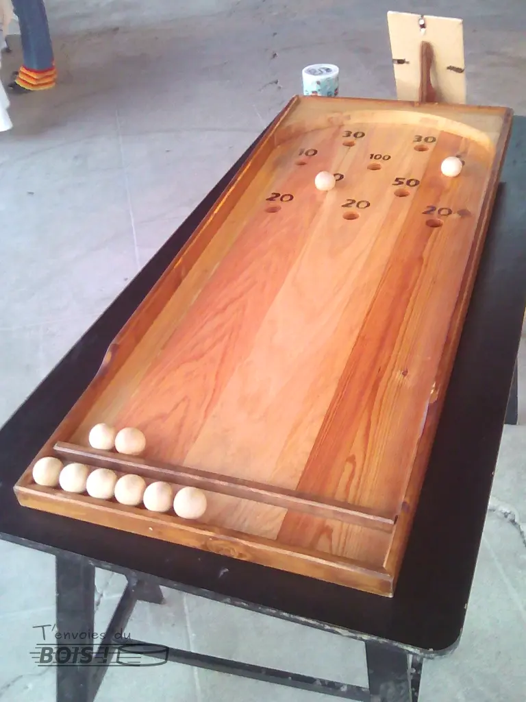 Le billard japonais, ce jeu traditionnel français, avec ses dix boules en bois.