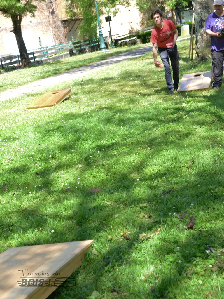 Moment sérieux lors d'une partie de cornhole. Votre serviteur, Alexandre Sahuguède s'apprête à lancer un sac de maïs.