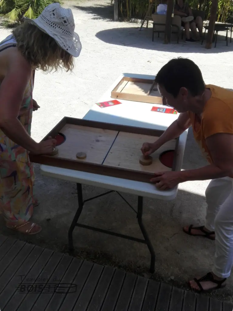 Une partie de hockey sur table entre deux collègues. Les échanges sont intenses.