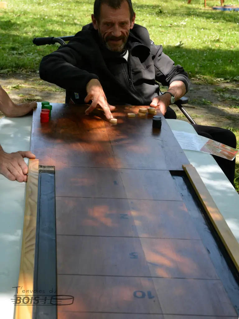 Le jeu de galets est accessible à tous. La preuve, ici, même une personne âgée dans un fauteuil est capable de jouer.