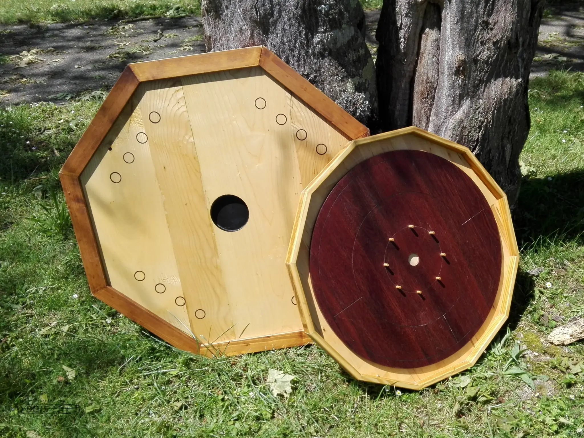 Les jeux de pichenette disponible à la location à Toulouse. Ici, le trou noir et le crokinole.