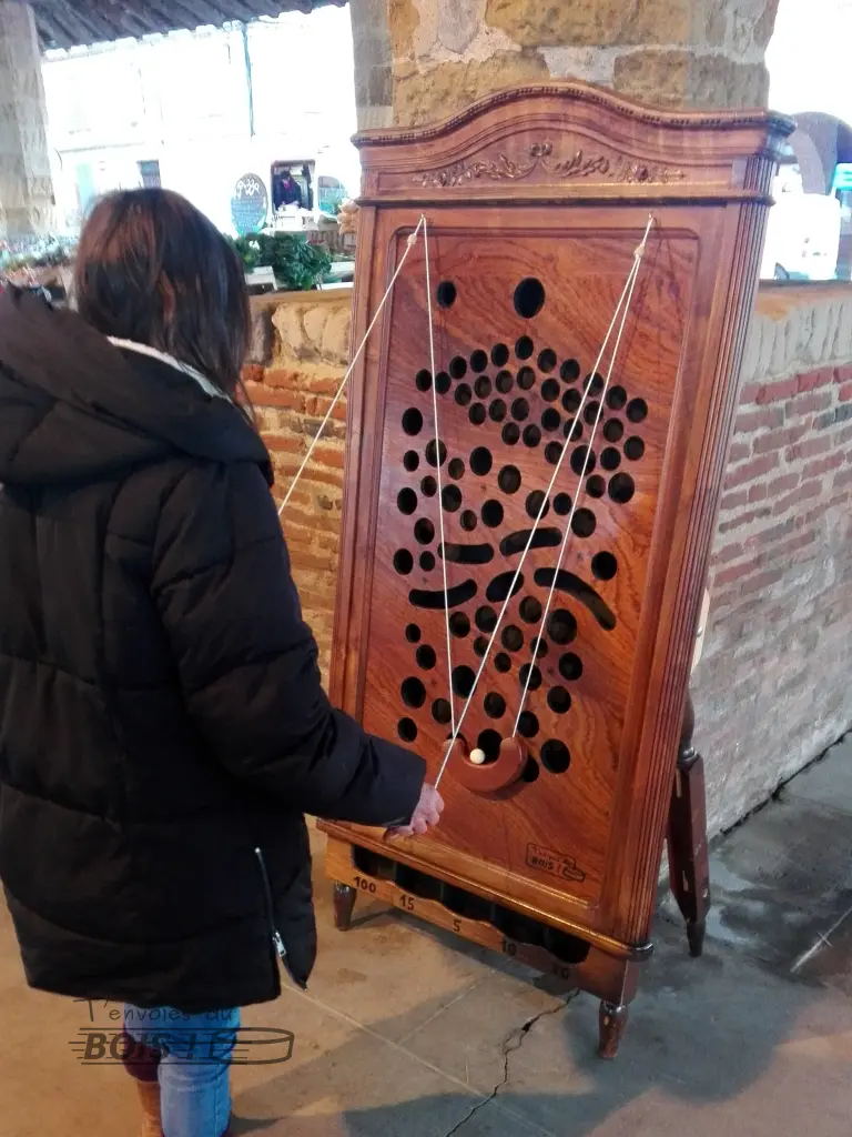 Une femme commence à jouer au jeu du gruyère. Parviendra-t-elle jusqu'au trou du haut qui vaut 100 points ?