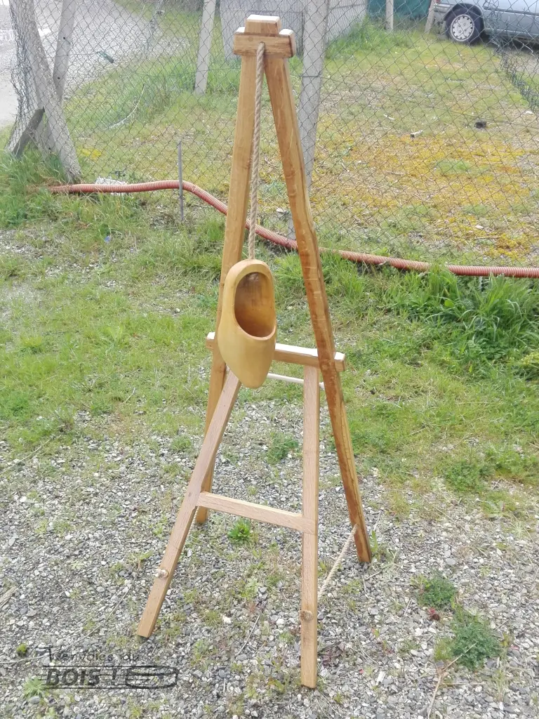 Le jeu du sabot est un jeu de lancer breton où un sabot pendu sert de cible pour lancer des rondelles en métal.