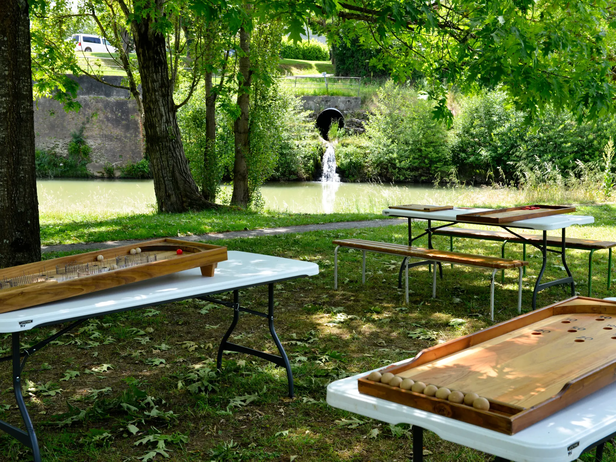Des jeux en bois installés dans un paysage bucolique. Prêt pour une garden-party !