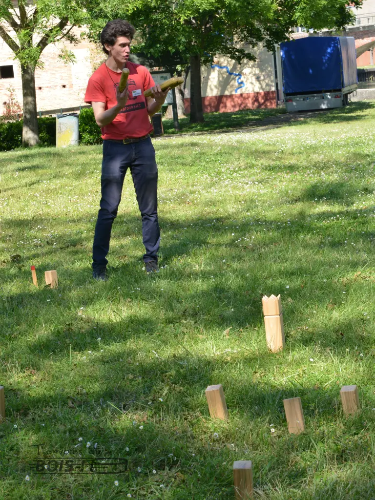 Votre serviteur, Alexandre Sahuguède, explique les règles du kubb, aussi appelé le jeu du roi.