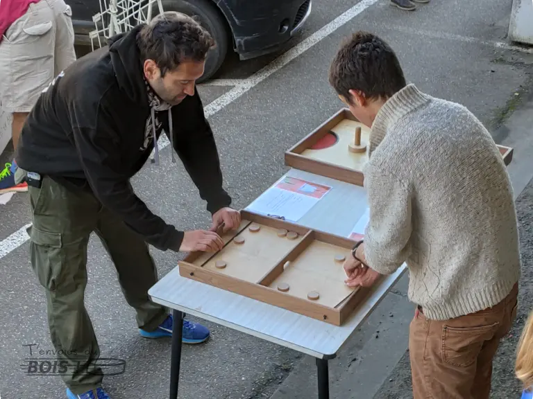 Votre serviteur, Alexandre Sahuguède, explique comment jouer au passe-trappe lors d'une animation à la ressourcerie 09 en Ariège en 2023.