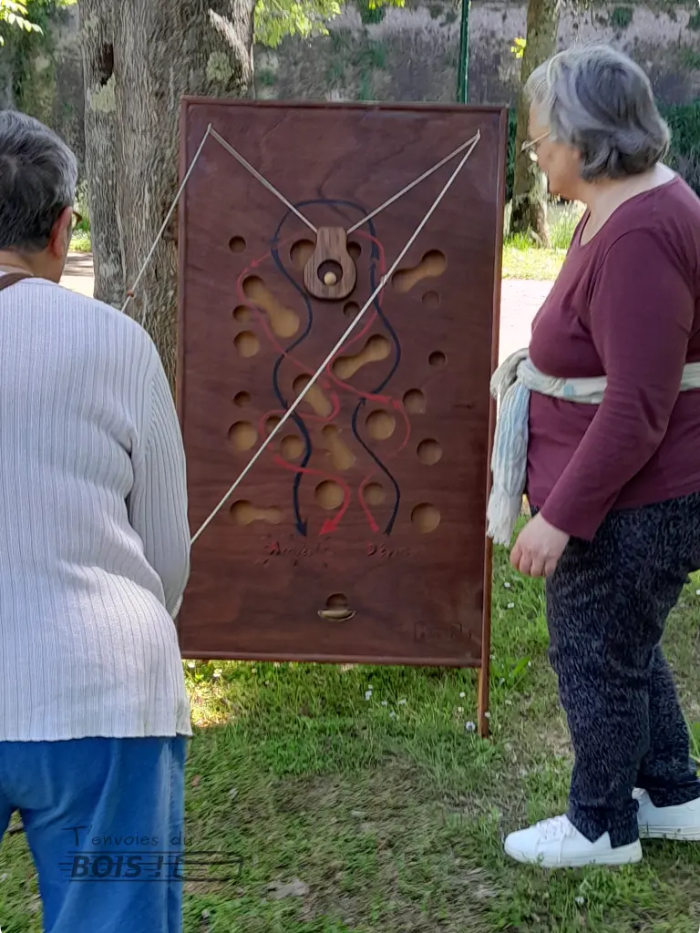 Une vieille dame s'essaye au slalom géant sous le regard de son amie.