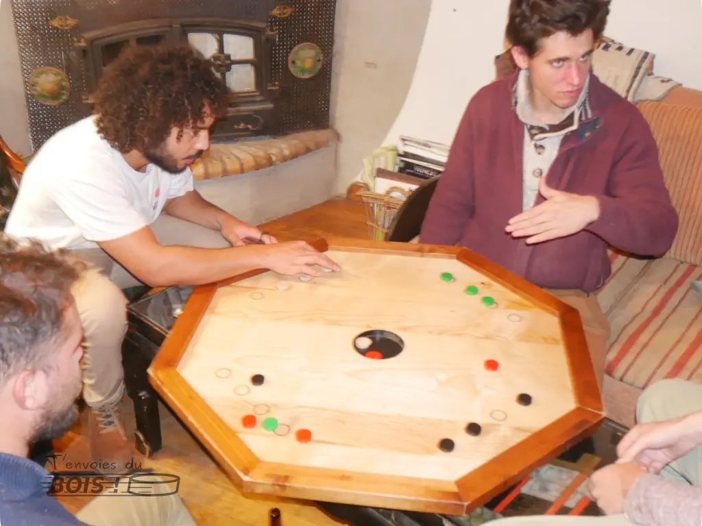 Des amis jouent au trou noir lors d'une soirée conviviale. Photo prise en 2023.