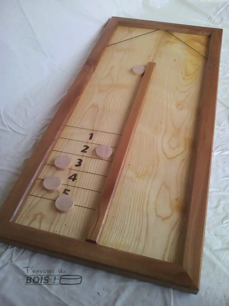Après une partie de billard à rebonds. J'ai ici marqué 10 points. Photo prise dans mon atelier en 2024.