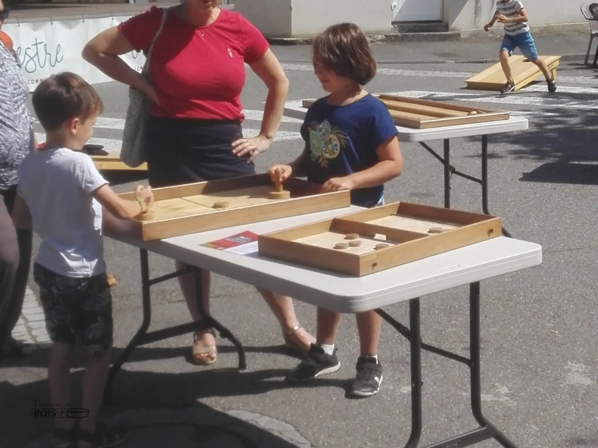 Des jeux à deux pour se défier ! Ici, le hockey sur table est pris d'assaut par des enfants. Photo prise lors d'une fête de village à Mauzac en 2025.