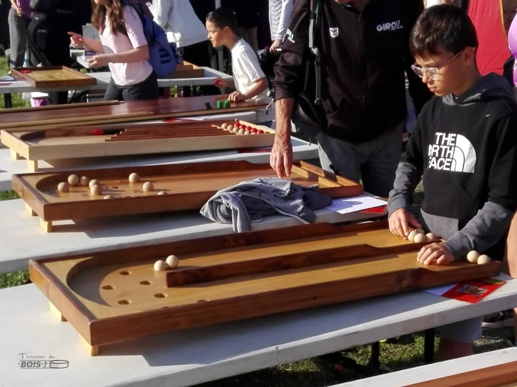 Billard aérobille, billard japonais et double chinois sont alignés lors de l'édition 2025 de la course ElleS'Run pour toutes. Ces jeux de boule en bois sont disponible à la location à Toulouse.