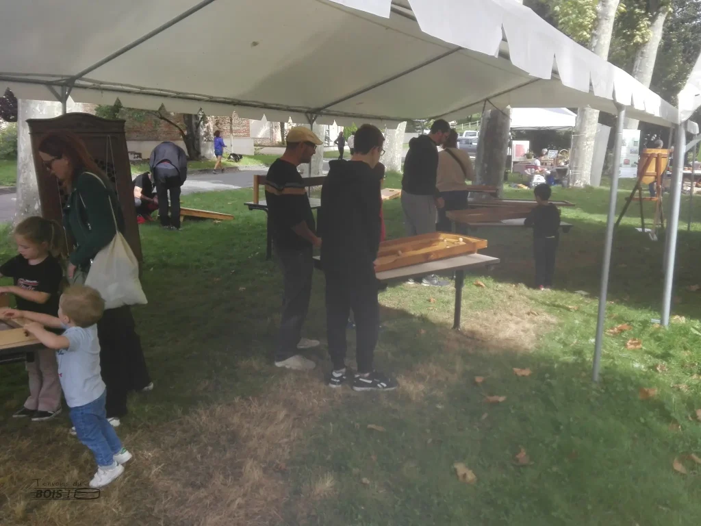 Une dizaine de jeux en bois sous une tonnelle. Photo prise lors de la deuxième édition de la Route de la Récup en 2025. Organisé par Récup'Alys.