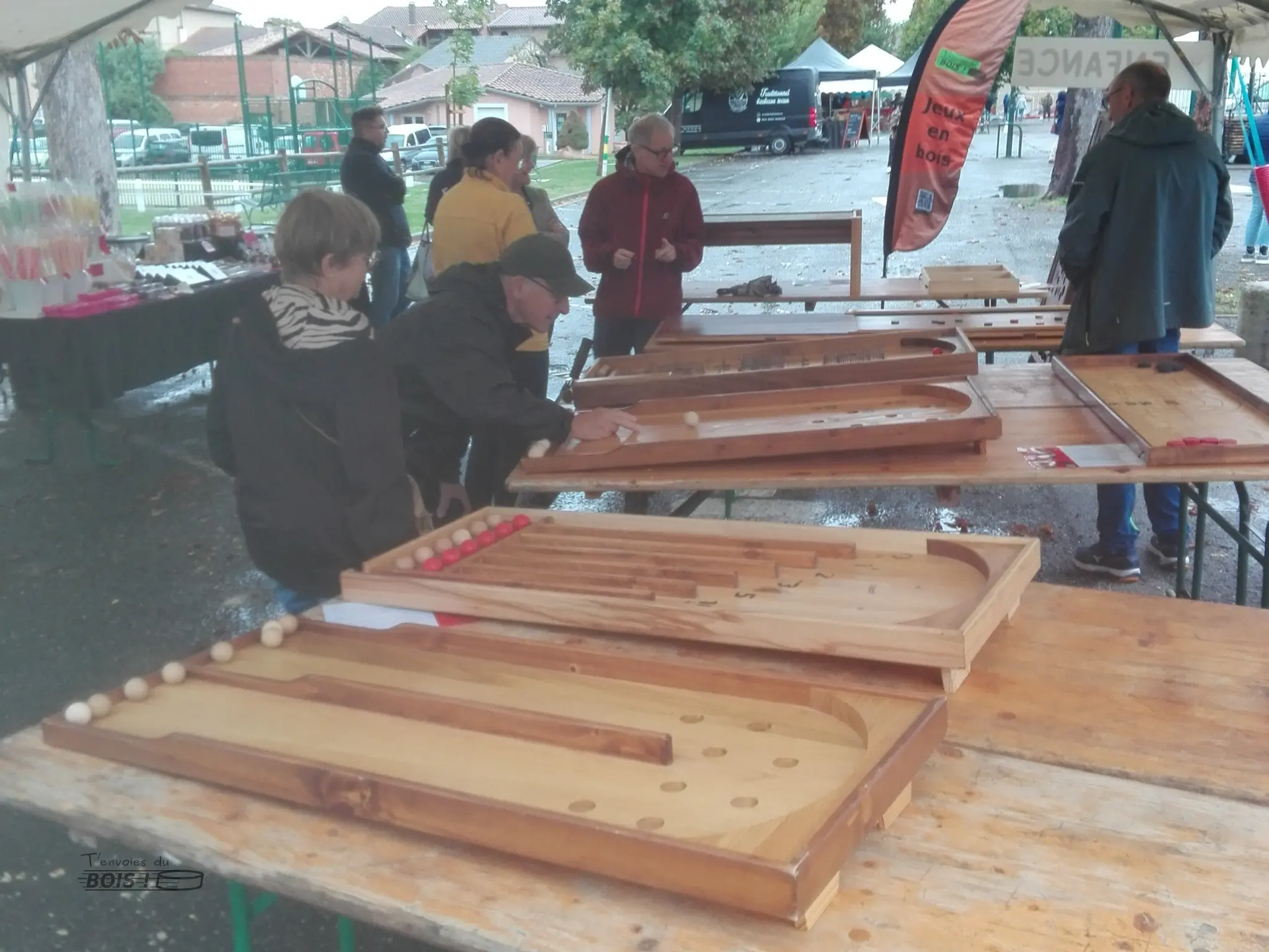 Malgré le mauvais temps, un public adepte des jeux en bois s'est déplacé pour essayer mes jeux. À l'abri sous une tonnelle, tout allait bien pour moi lors des Fruits oubliés en fêtes. Photo prise à Rieux-Volvestre en 2025.
