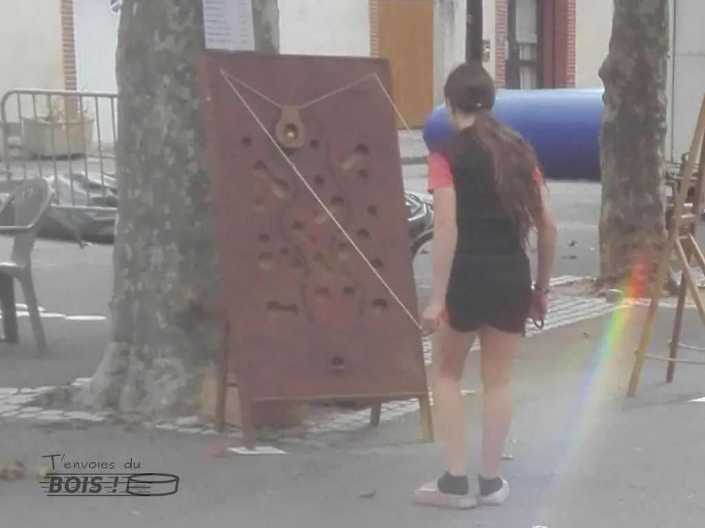 Une jeune fille joue avec maitrise au slalom géant. Photo prise lors de la fête du village de Mauzac en 2025.