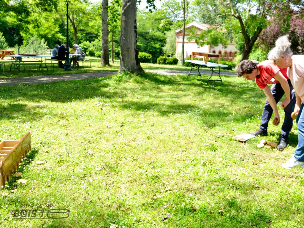 Votre serviteur, Alexandre Sahuguède, explique la façon de lancer au trou madame, ce jeu en bois traditionnel. Photo prise lors d'une après-midi jeux en bois à Montesquieu-Volvestre.