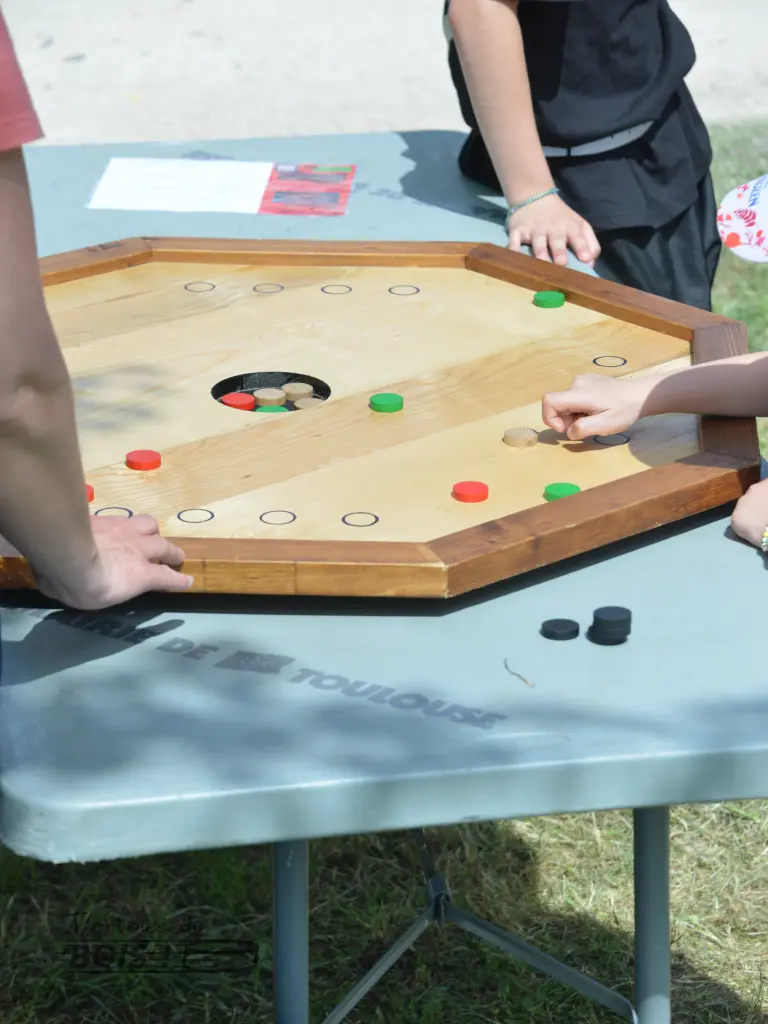 Une partie de trou noir, aussi appelé black hole, un jeu en bois primé. Photo prise lors du festival Échos & Merveilles en 2025.