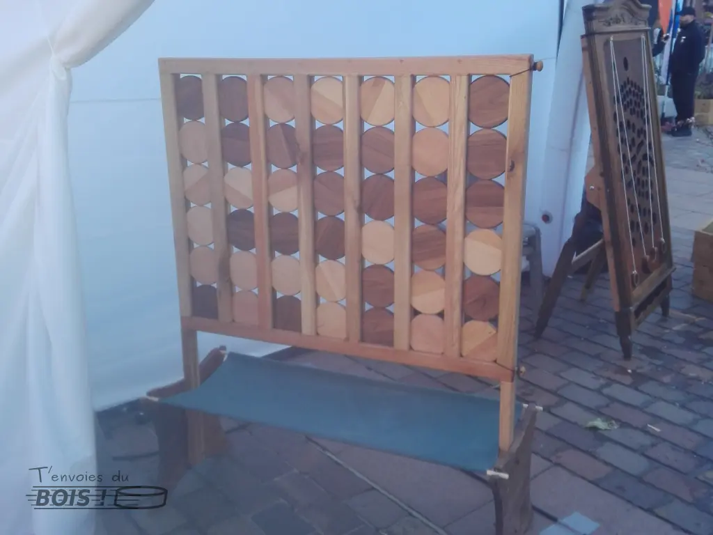 Le puissance 4 géant est un jeu en bois de chez T'envoies du Bois ! Photo du jeu prêt à jouer lors d'une location sur la place du Capitole à Toulouse en 2025.