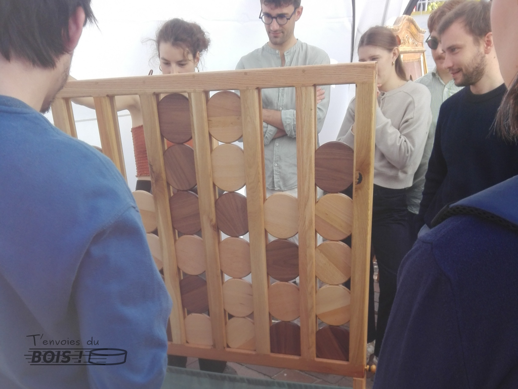 Une foule s'est formée autour du puissance 4 géant, un incontournable de T'envoies du Bois ! Photo capturée sur la place du Capitole à Toulouse en 2025.