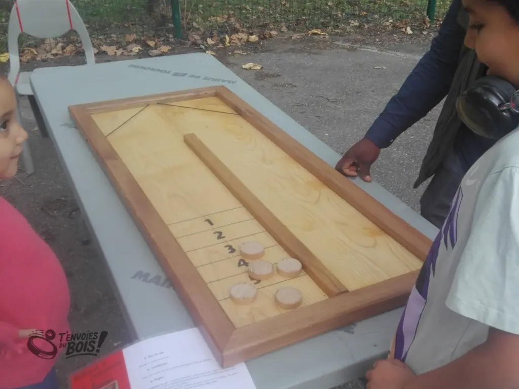 Un enfant compte les points de sa partie, sa petite sœur semble très impressionnée par son score. Photo prise lors des portes ouvertes d'Imaginations fertiles en octobre 2025.