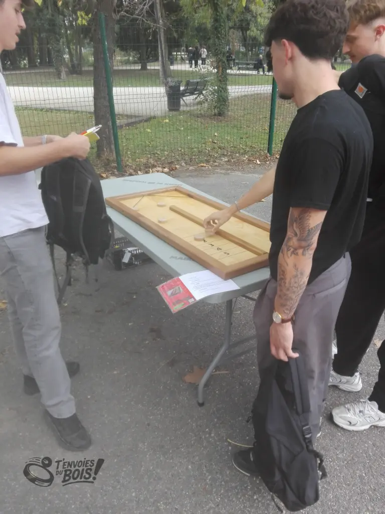 Un groupe de jeunes hommes autour du billard à rebonds. Ils sont concentrés sur le jeu. Photo prise lors des portes ouvertes des Imaginations fertiles en octobre 2025.