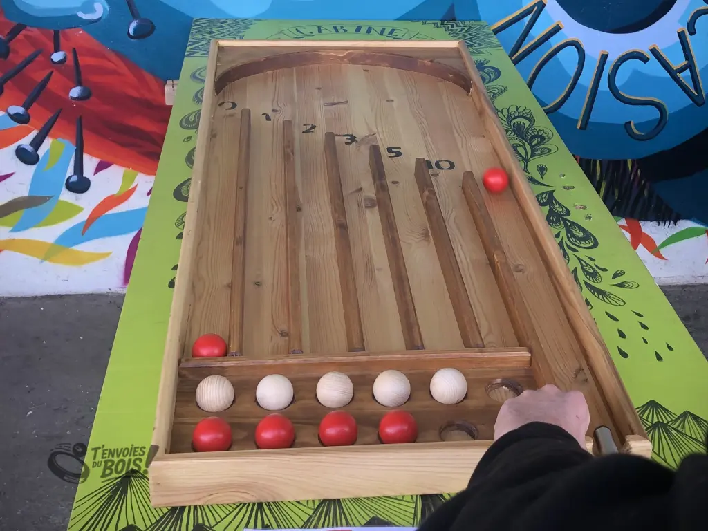 Le début d'une partie de billard aérobille. La première boule est tombée dans le 0, où va tomber la seconde ? Photo capturée à la ressourcerie 09 en 2023.