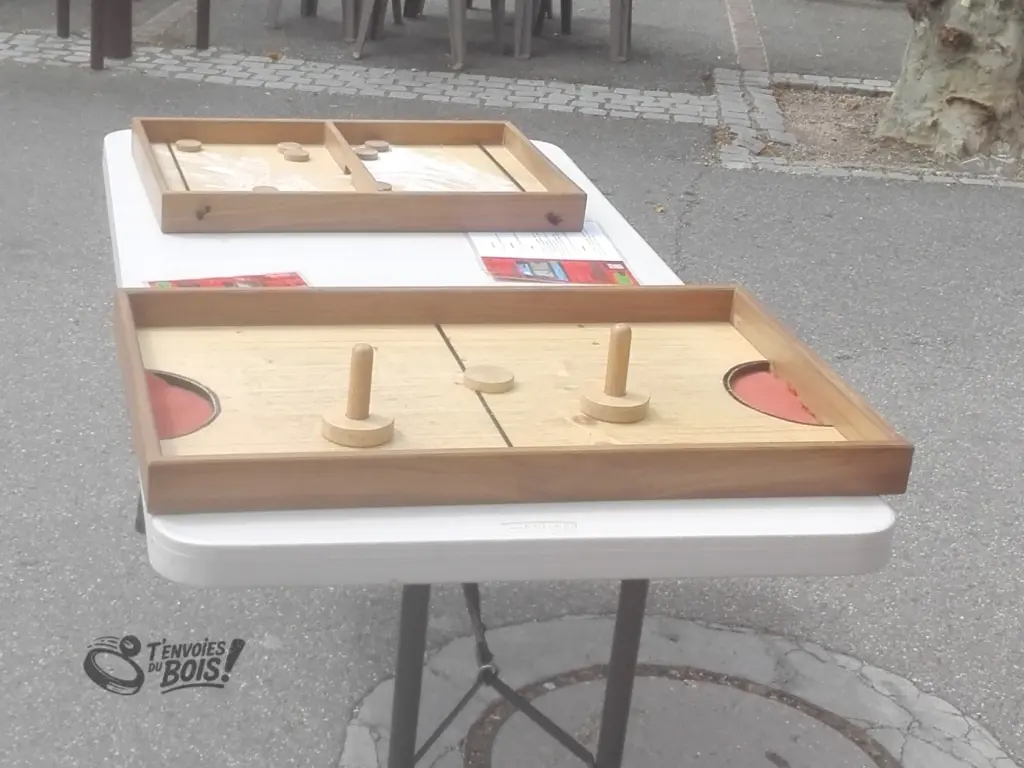 Zoom sur le hockey sur table, prêt à jouer. Photo prise lors d'une fête de village en juillet 2025.