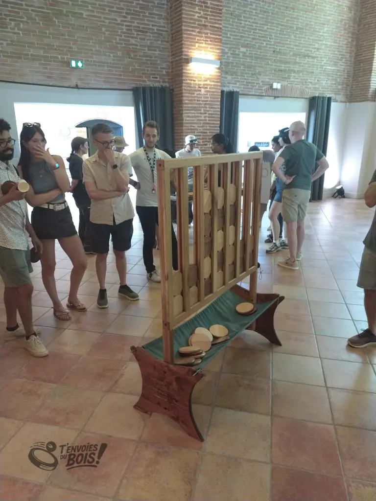Un groupe de personnes réfléchit ensemble au meilleur coup. C'est toute la stratégie du puissance 4 géant. Photo prise lors d'un séminaire du CNRS en juin 2026.