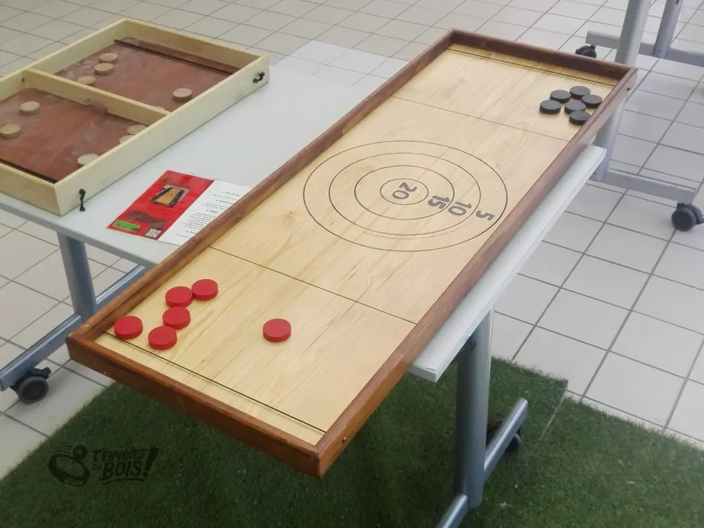 Un gros plan du tir sur cible posé sur une table avant une animation. Il est prêt à jouer. Photo prise en 2025.