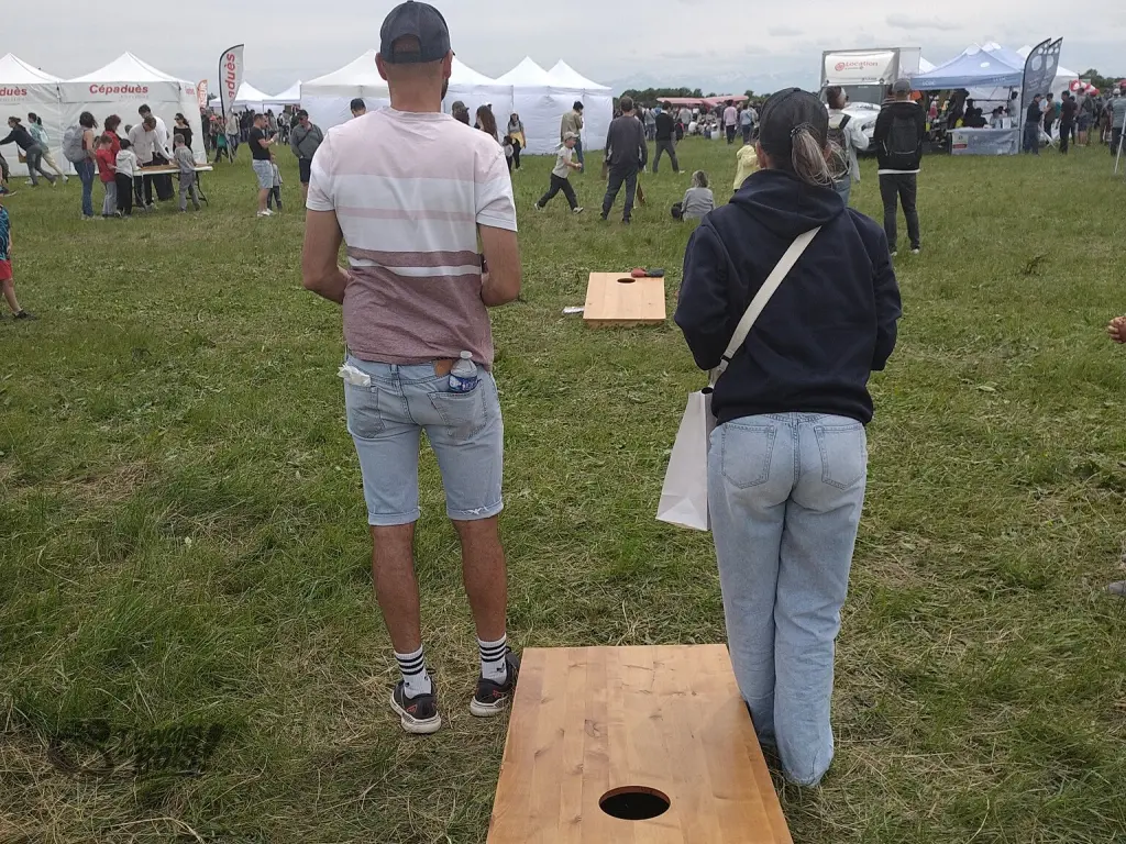 Un couple qui fait une partie de cornhole. Photo prise lors du meeting aérien AirExpo en mai 2026.