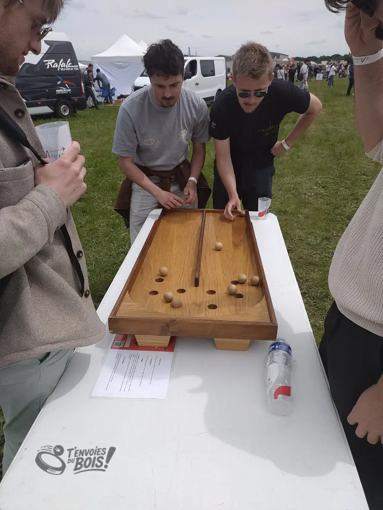 Un couple d'amis joue au double chinois. La partie est serrée et ils sont très concentrés sur l'objectif à atteindre. Photo capturée lors d'AirExpo en mai 2026.