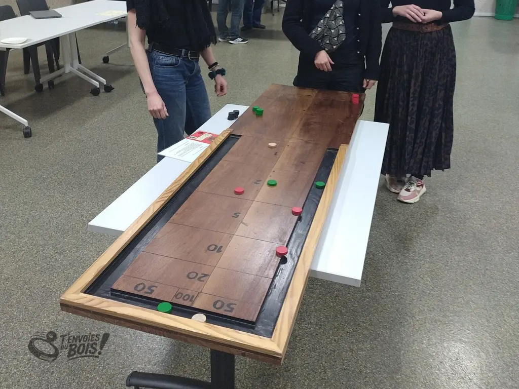 Un gros plan du jeu de galets lorsque trois jeunes femmes jouent ensemble. Photo prise lors d'un festival organisé par Terre de Jeu en 2026.