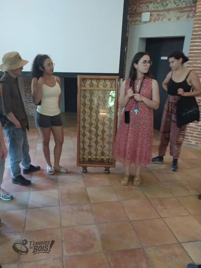 Un groupe de personnes attend pour débuter une partie du jeu du fakir. Photo capturée lors d'un séminaire du CNRS en juin 2026.