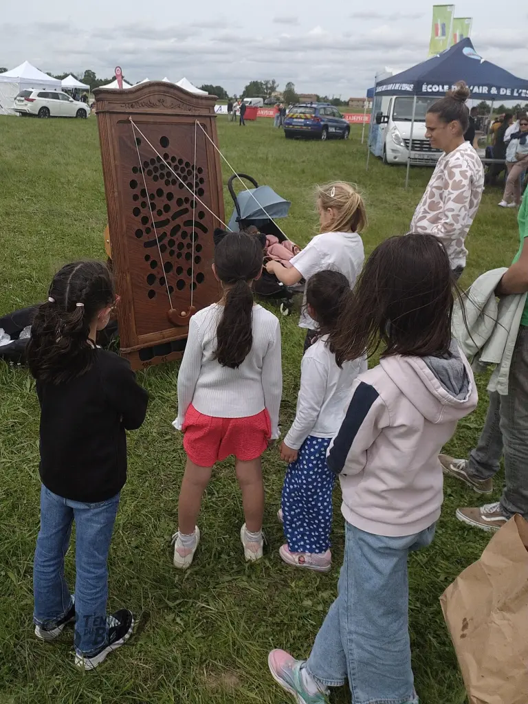 Un attroupement d'enfants devant le jeu du gruyère. Photo capturée lors du meeting aérien AirExpo en mai 2026.
