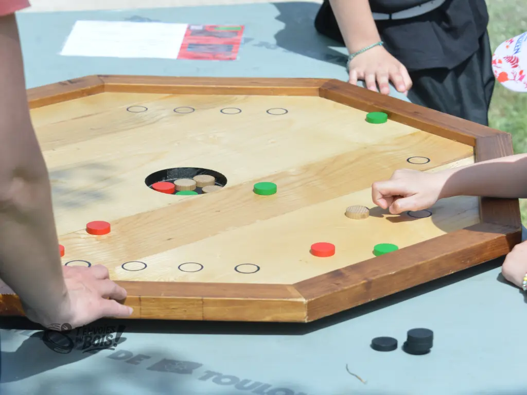Un gros plan d'une partie de trou noir. Photo prise lors du festival Echos & Merveilles en 2025.