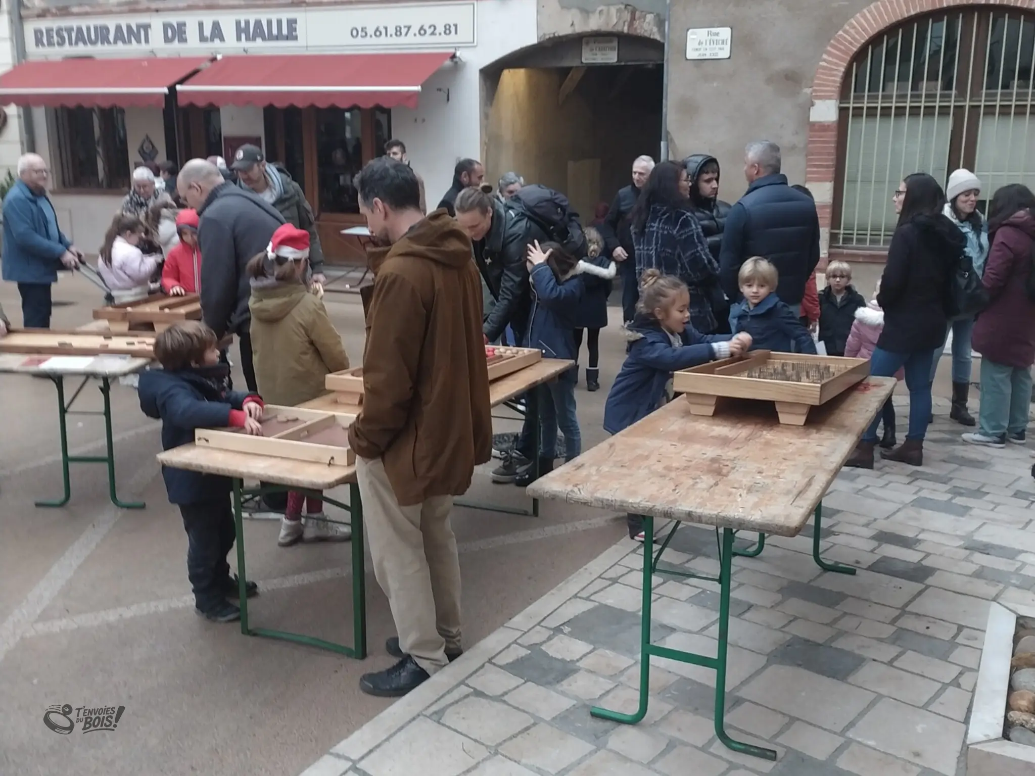 Animation de jeux en bois sur le marché de Noël de Rieux-Volvestre, prés de Toulouse. Photo capturée le 6 décembre 2025.